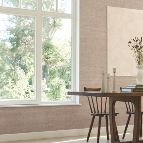 L’élégance du raphia et du papier tissé, en nuances subtiles.