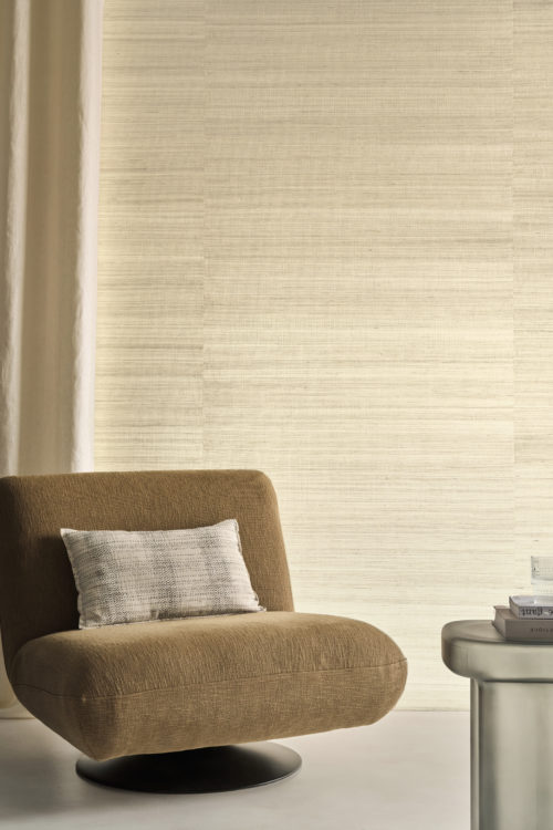 In the Virginia’s Garden collection, Omexco presents wallpaper in soft neutral tones, where subtle texture and natural warmth create a calm, sophisticated atmosphere in a modern lounge corner.