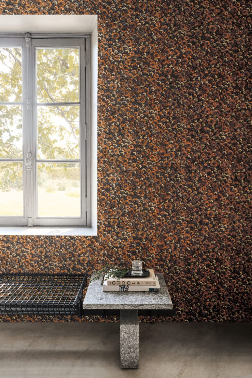 With Virginia’s Garden, Omexco transforms walls into vibrant fields of blossoms, where richly textured wallpaper in deep earthy tones evokes the rhythm of nature and brings warmth to contemporary interiors.