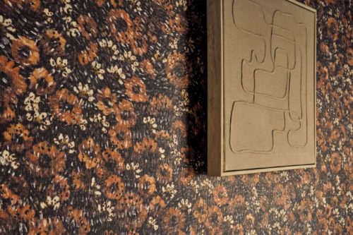 With Virginia’s Garden, Omexco transforms walls into vibrant fields of blossoms, where richly textured wallpaper in deep earthy tones evokes the rhythm of nature and brings warmth to contemporary interiors.