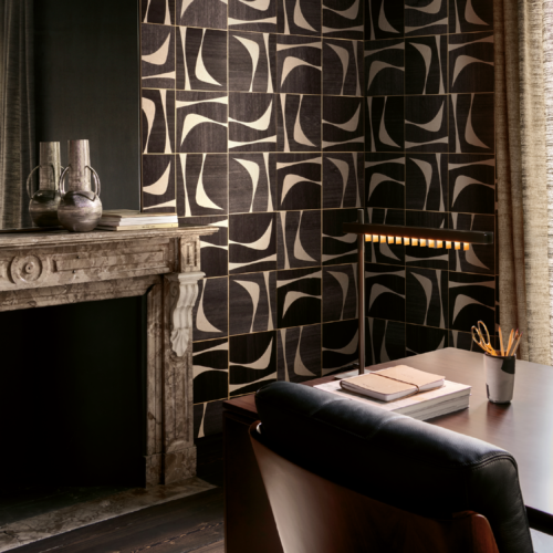 Marqueterie de bois et de papier artisanal écho au croissant de lune.