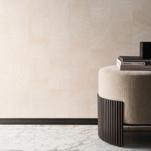 Marqueterie de bois révélant la mémoire du tronc sublimée par l’éclat d’un fond métallique raffiné.