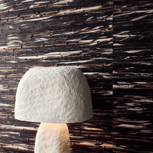 Tissage artisanal de rotin et de papier, alliance d’authenticité et de raffinement.