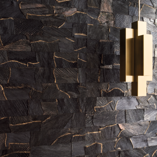 Collage d’écorce de palmier colorée aux finitions brutes révélant la noblesse de la matière