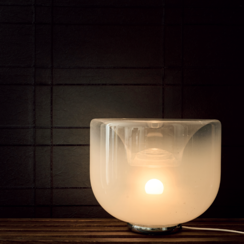 Un papier d’exception sculpté de fins plis brodés.