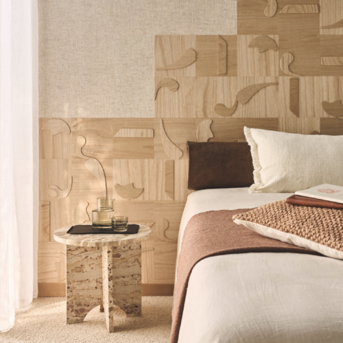 Des formes organiques en relief, évoquant le bois sculpté ou le raphia superposé.