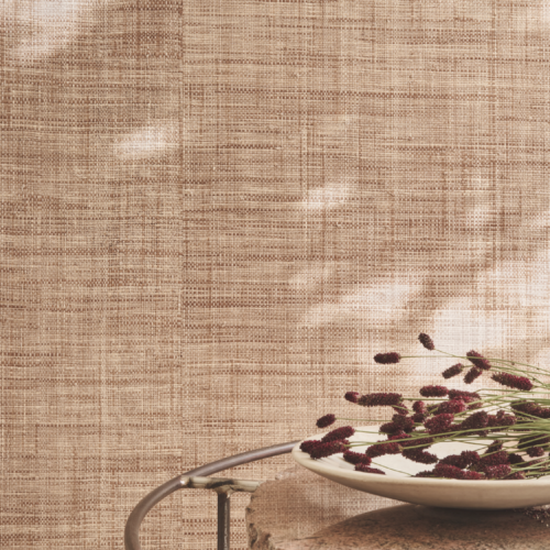 Du raphia naturel, tissé avec profondeur et élégance discrète.