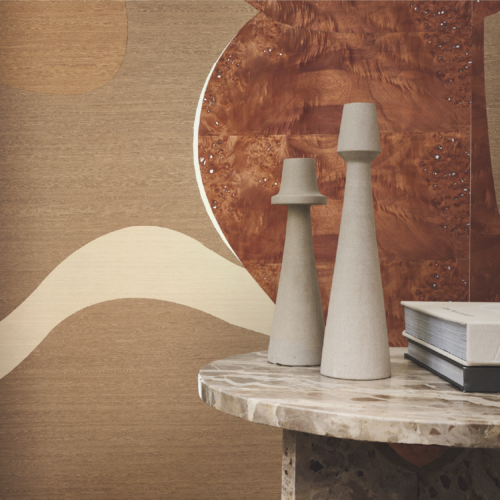 Des formes organiques en bois madré, prolongeant la fresque en un paysage unifié.