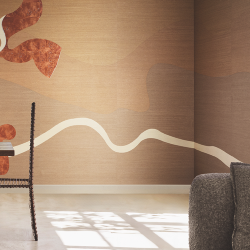 Une extension épurée, où le veinage du bois madré se déploie dans une composition calme et fluide.