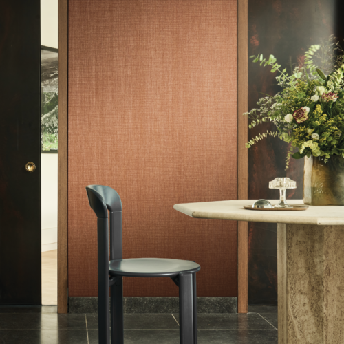 Conjugue la brillance subtile de la soie à l’élégance d’une trame textile luxueuse.