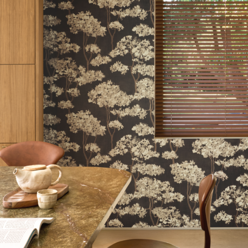 Révèle l’éclat raffiné de la soie à travers un motif végétal.