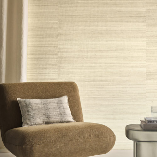 In the Virginia’s Garden collection, Omexco presents wallpaper in soft neutral tones, where subtle texture and natural warmth create a calm, sophisticated atmosphere in a modern lounge corner.