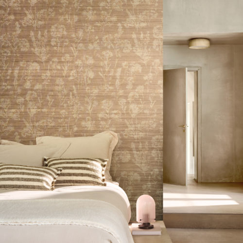 Omexco’s Virginia’s Garden collection brings soft floral wallpaper in warm beige, creating a serene bedroom atmosphere with natural light and minimal elegance.