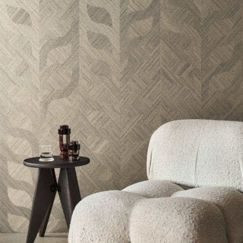 Omexco presents the Virginia’s Garden collection, where textured wallpaper in soft earth tones forms a bold leaf pattern, creating a cozy backdrop for modern seating.