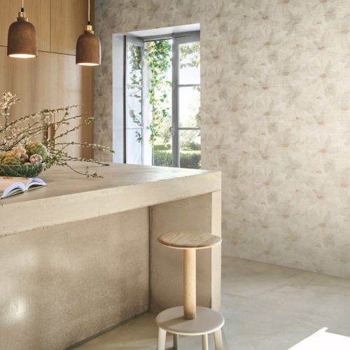 In the Virginia’s Garden collection, Omexco introduces wallpaper with a delicate floral pattern in soft neutral shades, where blossoms seem to fade gently into the background like watercolors on linen. The design captures the serenity of a country morning, as natural light streams through open windows and vines climb towards the sun, blurring the line between interior and garden. Paired with raw textures, wood accents, and simple furnishings, the wallpaper transforms the space into a calm retreat that feels both modern and deeply connected to nature.